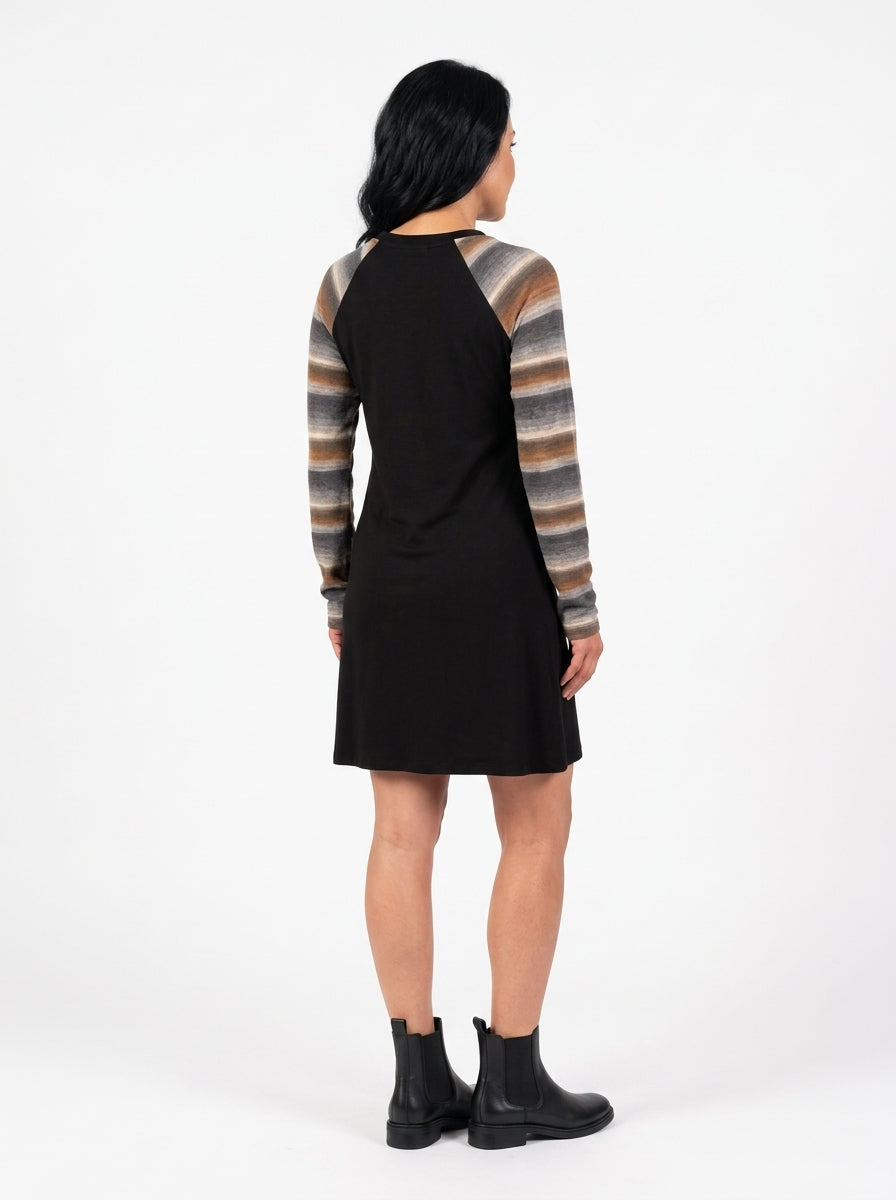 Robe Léonie noire vue de dos, manches longues à rayures diagonales