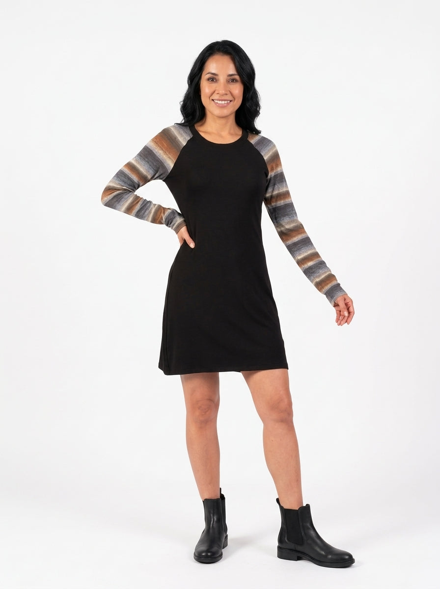 Robe Léonie noire, manches longues à rayures diagonales gris et kaki
