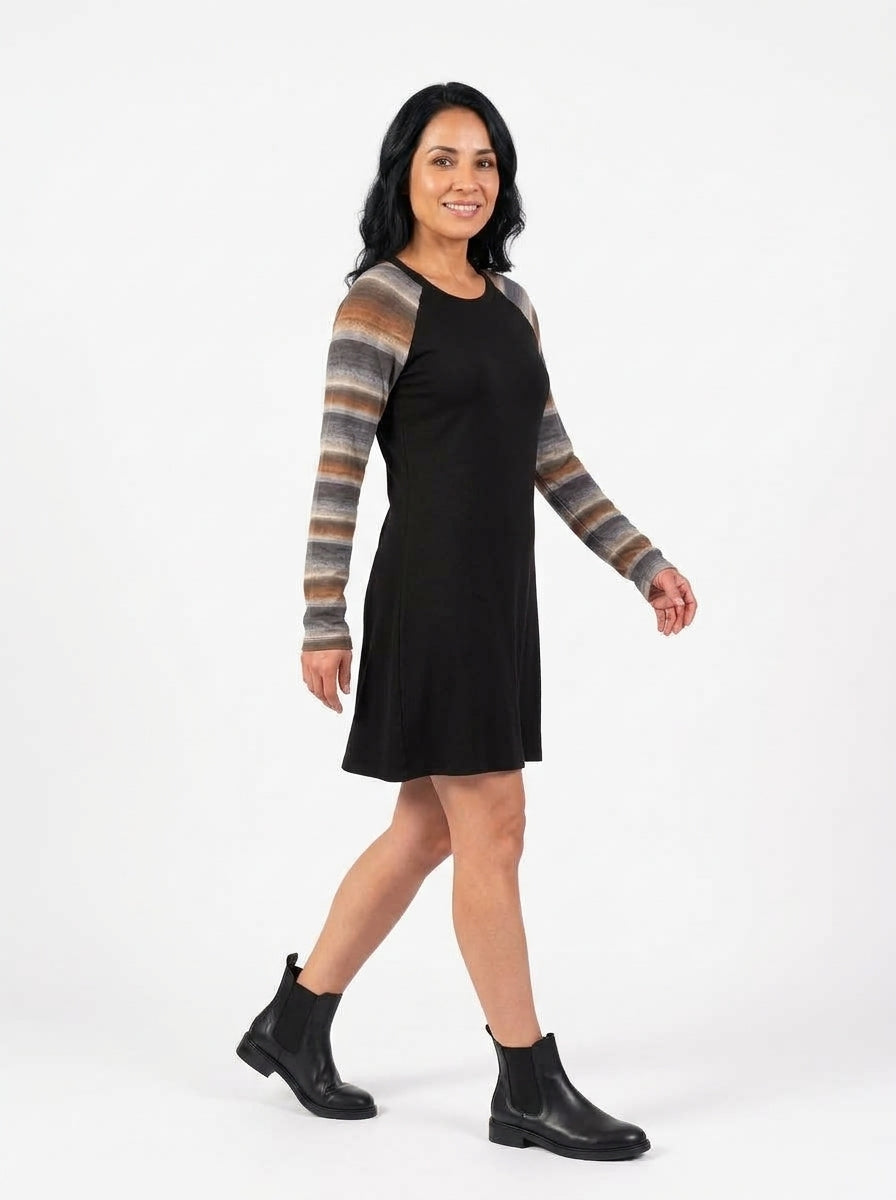 Robe Léonie noire de trois quarts, coupe droite au tombé fluide
