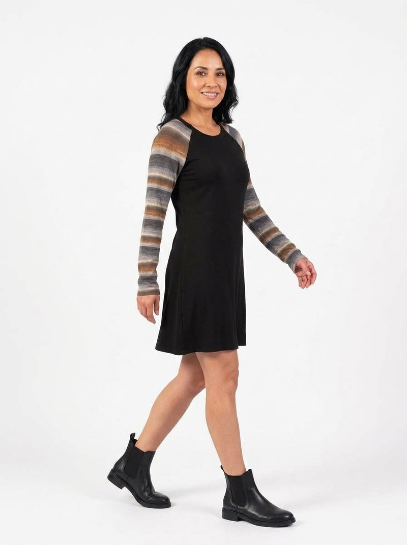 Robe Léonie noire de trois quarts, coupe droite au tombé fluide