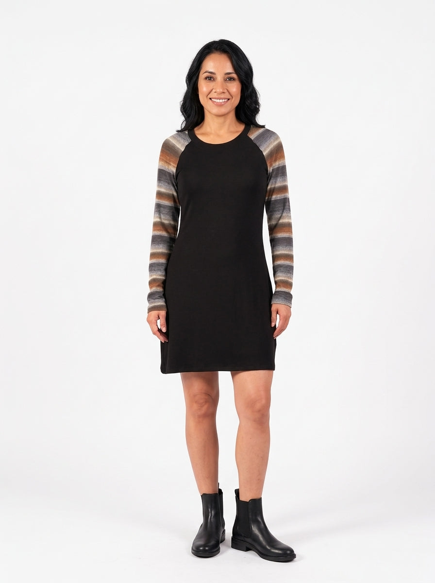 Robe Léonie noire de face, encolure ronde et panneau central uni