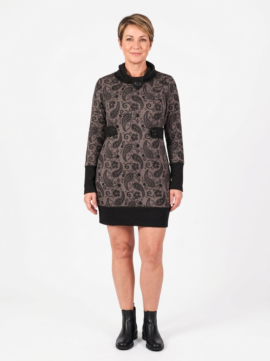 Robe Pagnol de face, col roulé noir à bouton et poches boutonnées