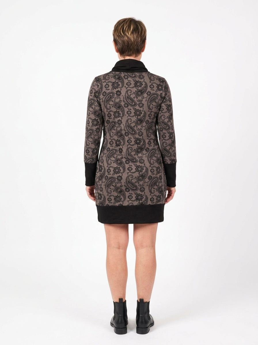 Robe Pagnol vue de dos, imprimé cachemire gris taupe et bande noire à l'ourlet
