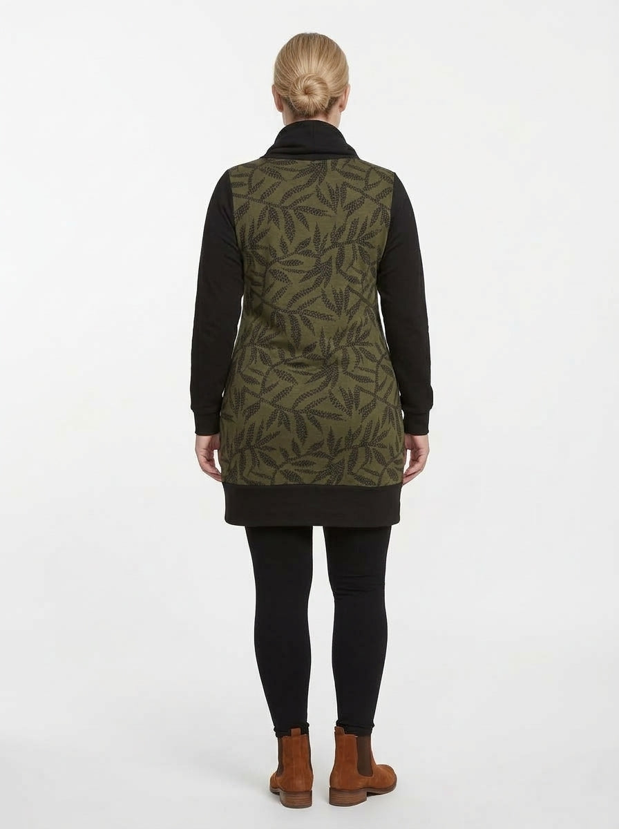 Robe Sophianne kaki vue de dos, manches longues noires contrastantes