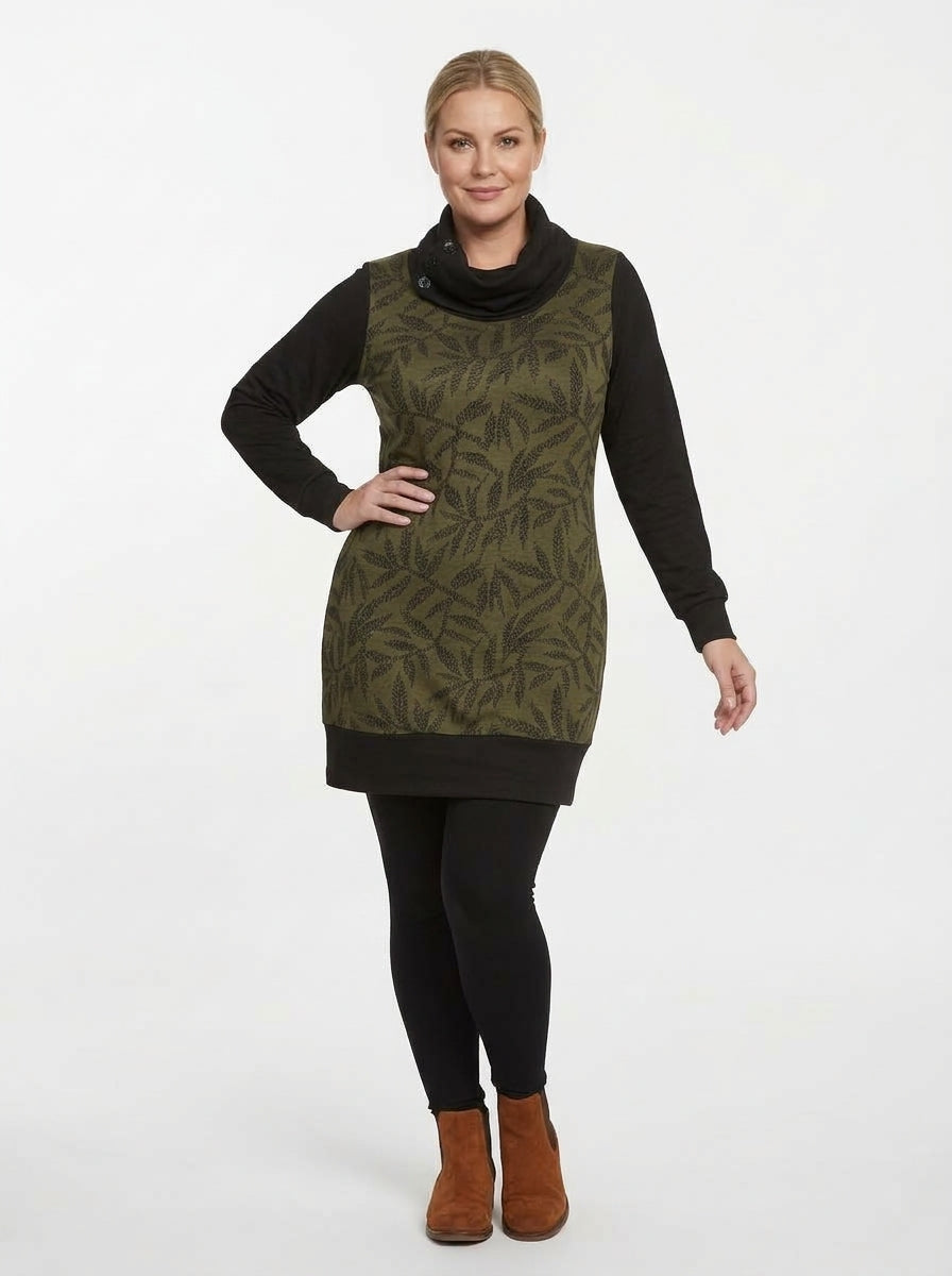 Robe Sophianne imprimé feuillage kaki, col bénitier noir et manches longues