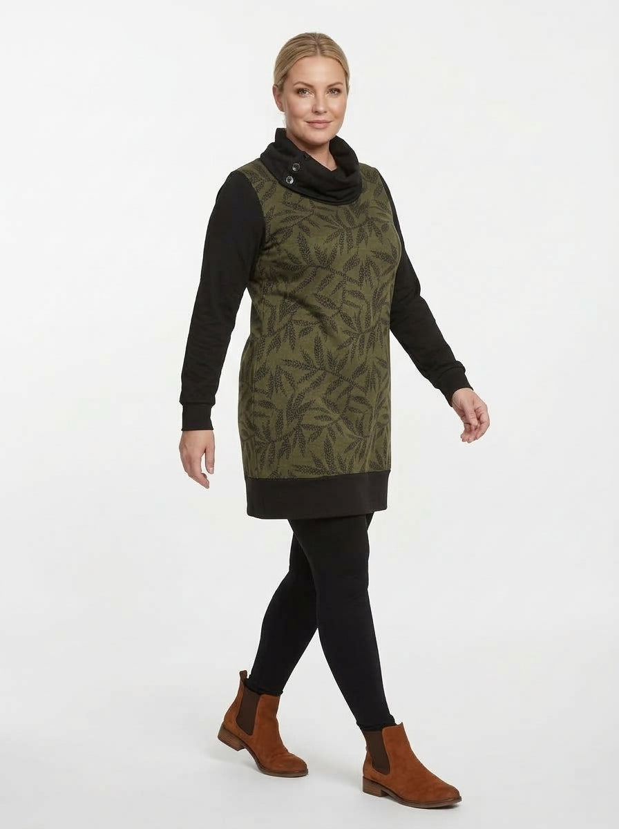 Robe Sophianne kaki de trois quarts, longueur tunique et bande noire à l'ourlet
