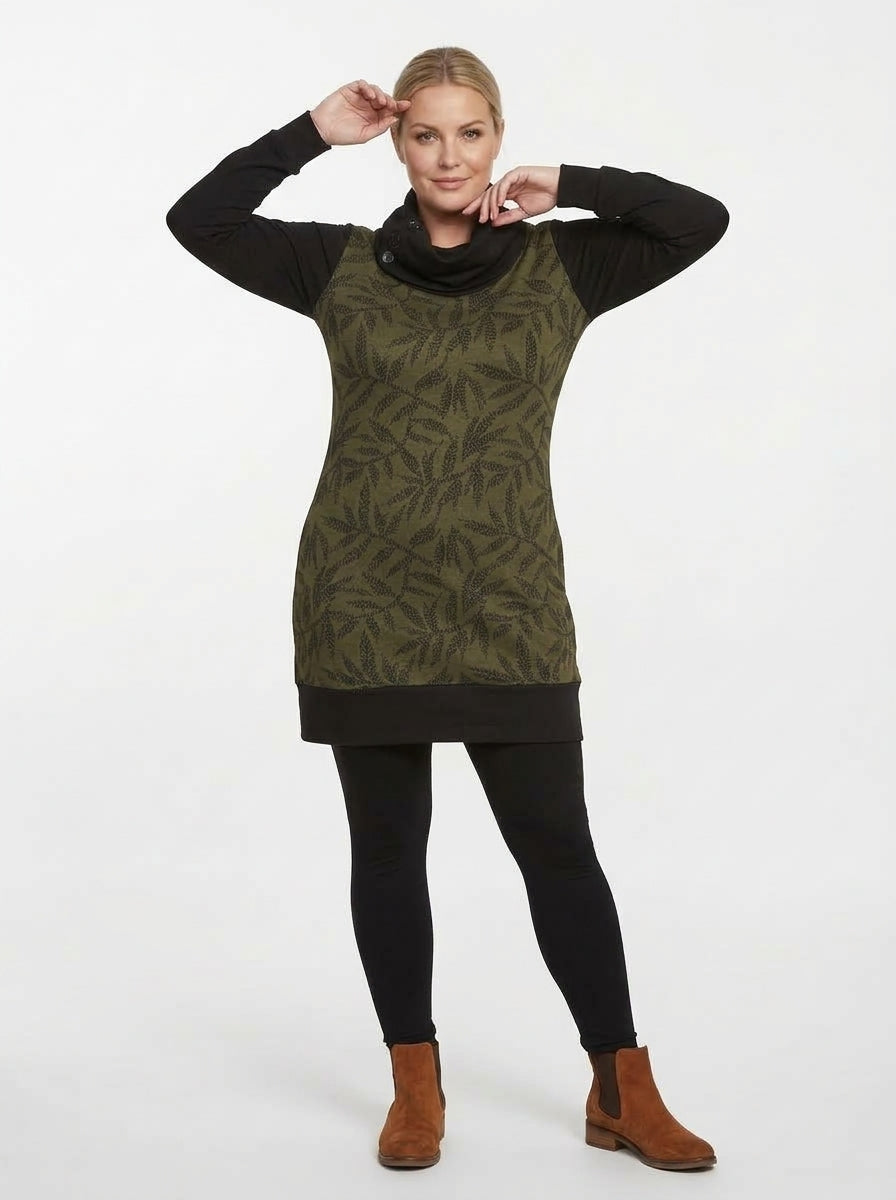 Robe Sophianne kaki de face, col bénitier noir drapé