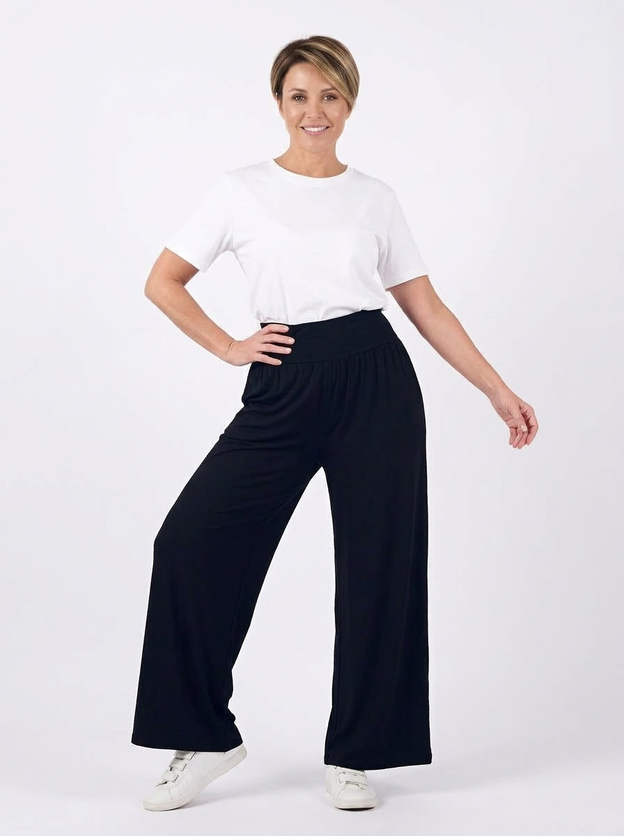 Pantalon Carla Long noir de profil, tombé de la jambe