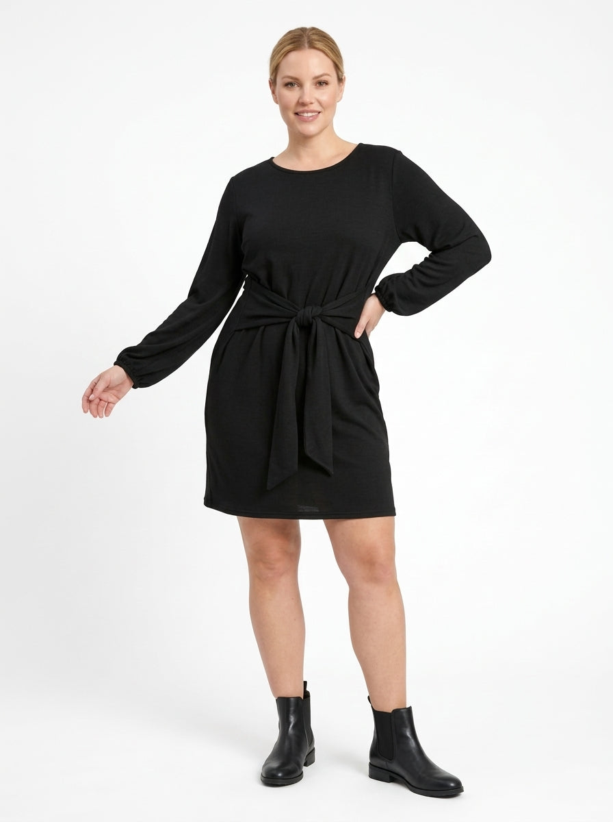 Robe Alexia noire de face, encolure ronde