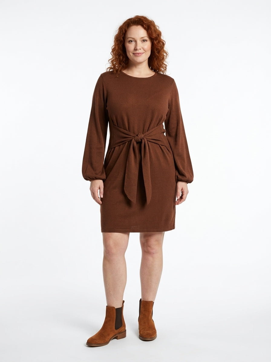 Robe Alexia châtaigne, ceinture nouée à la taille