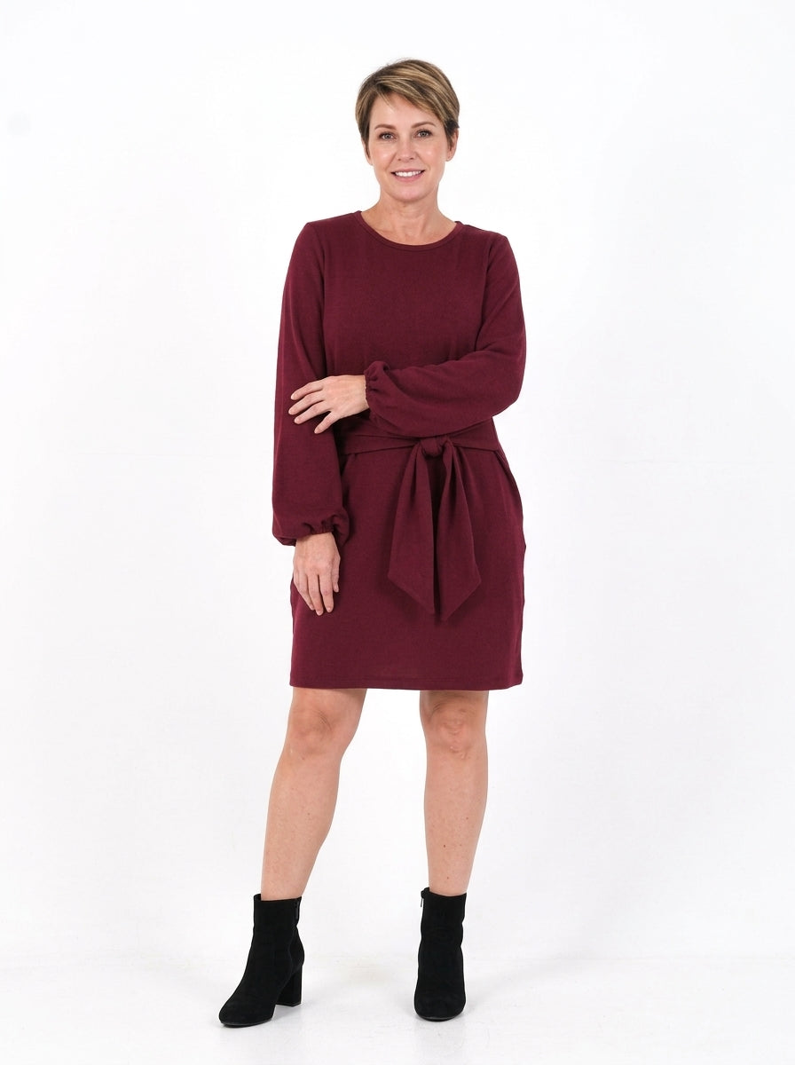 Robe Alexia cerise de face, poignets élastiqués
