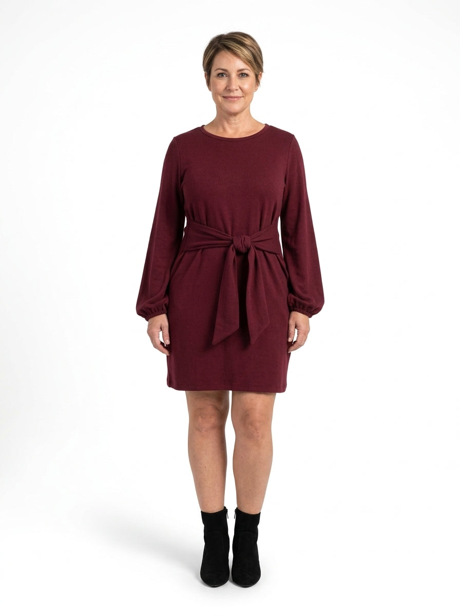 Robe Alexia cerise, ceinture nouée à la taille