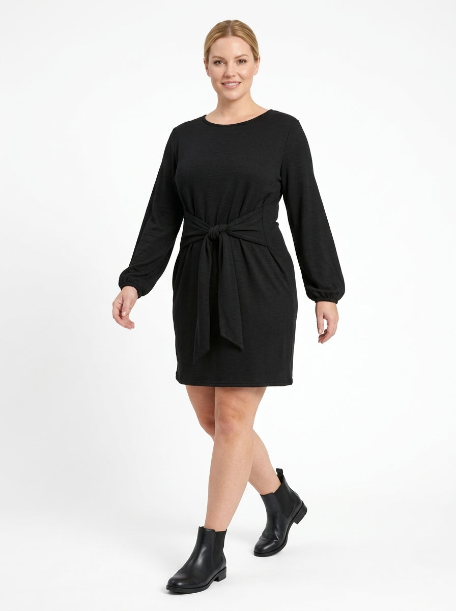 Robe Alexia noire de profil, longueur au-dessus du genou