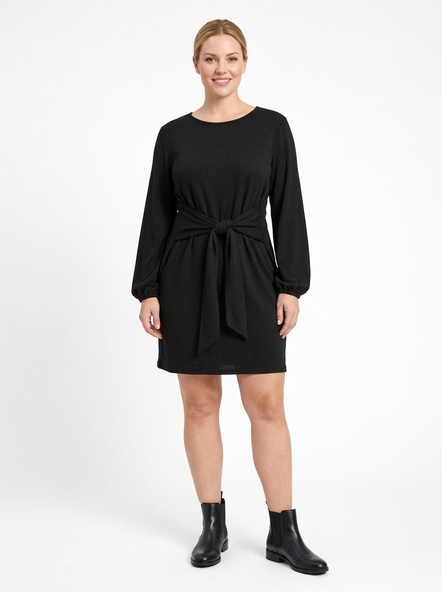 Robe Alexia noire, ceinture nouée à la taille