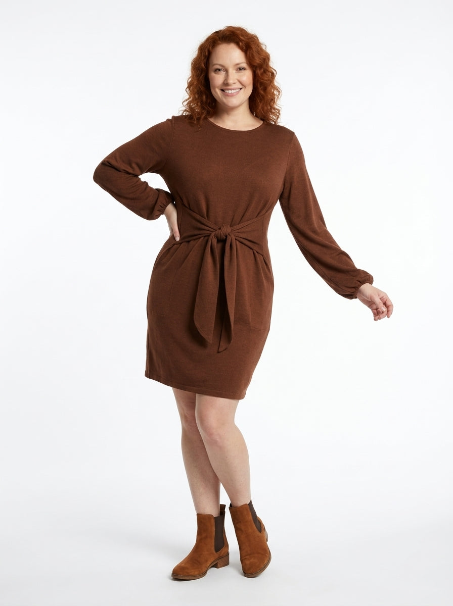 Robe Alexia châtaigne de face, manches bouffantes