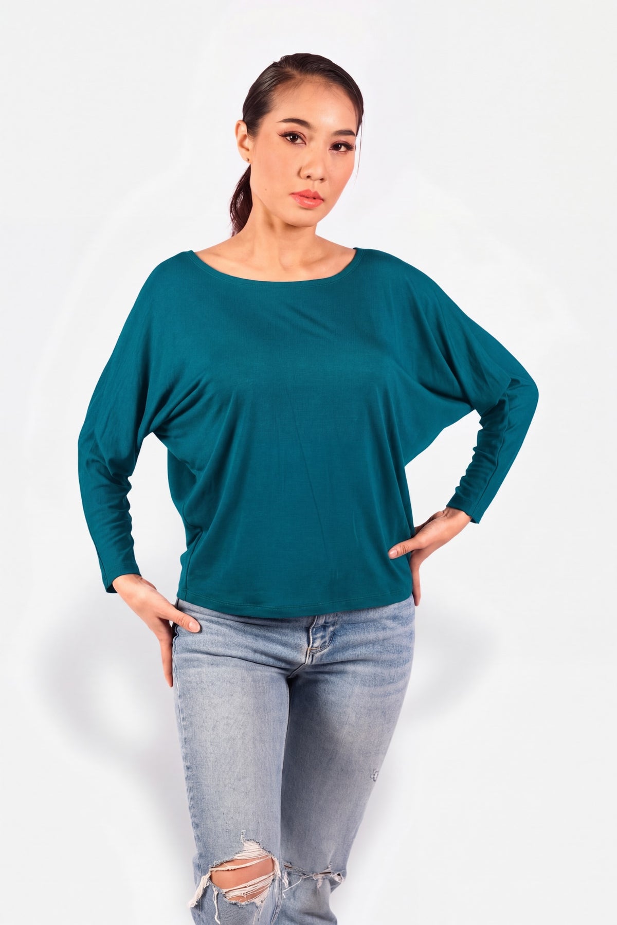Haut ample Elysa bleu canard, encolure bateau vue de face