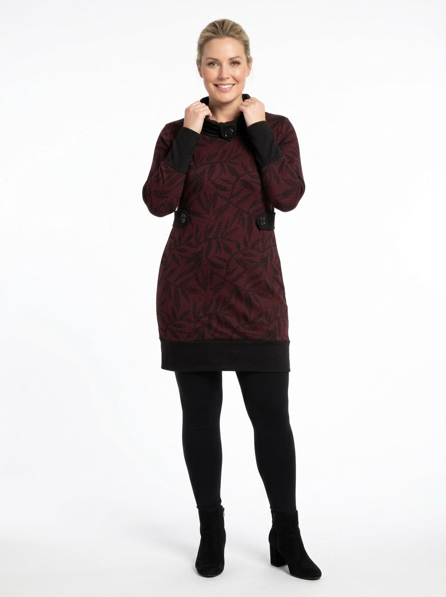 Robe Maëlle cerise, col roulé tenu à deux mains