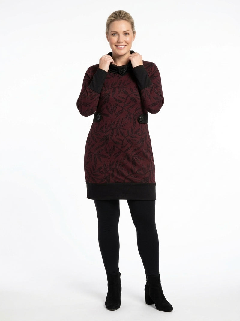 Robe Maëlle cerise, col roulé tenu à deux mains