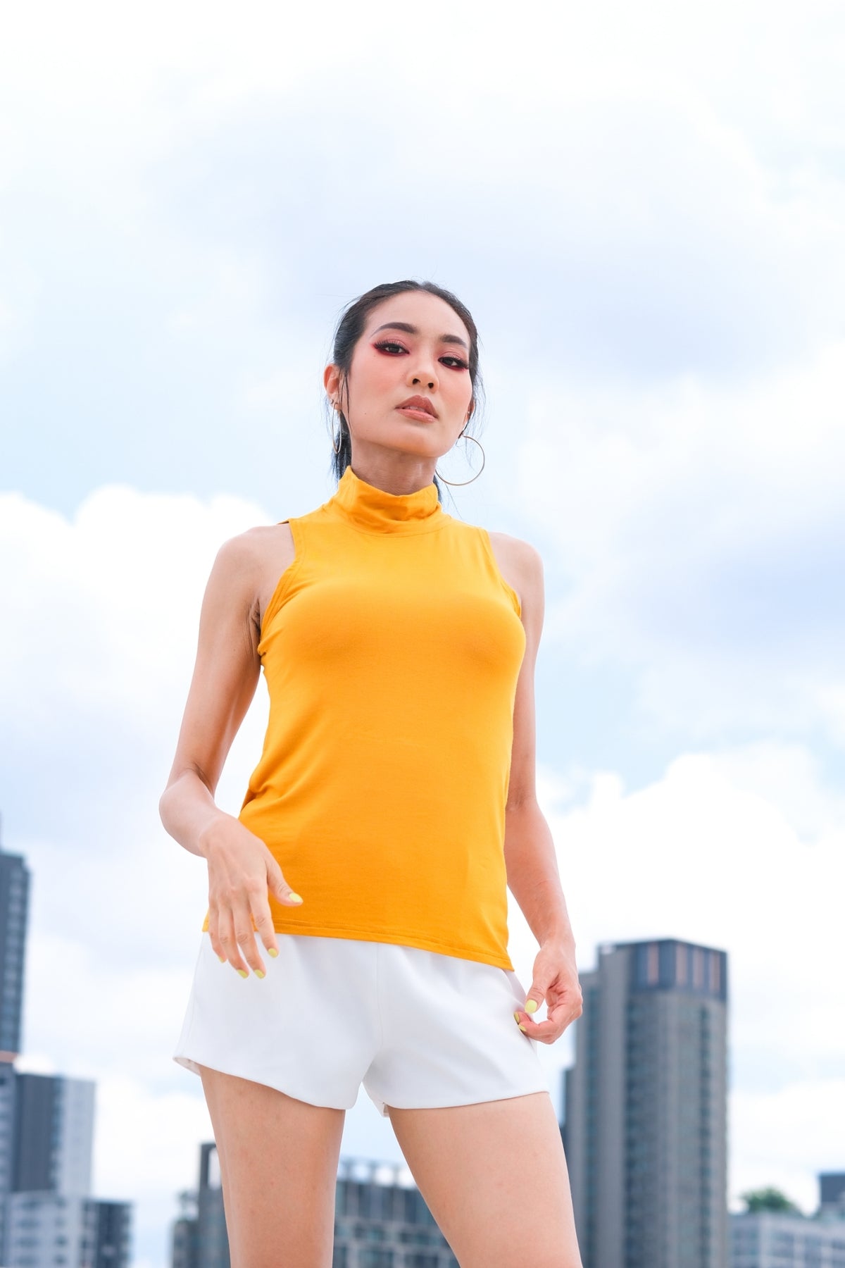 Camisole Paloma en rayonne et élasthanne, couleur kaki. Conception sans manches avec col montant pour une élégance décontractée. Idéale pour les journées chaudes ou comme couche de base polyvalente.