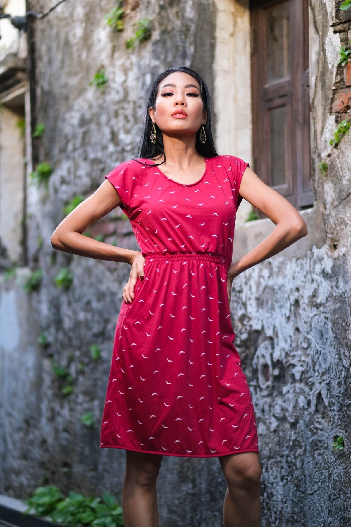 Coupe classique, en coton, se porte à merveille avec sandales, sneakers ou chaussures à talon haut pour un look plus chic. Un «must» pour votre garde-robe printemps été.