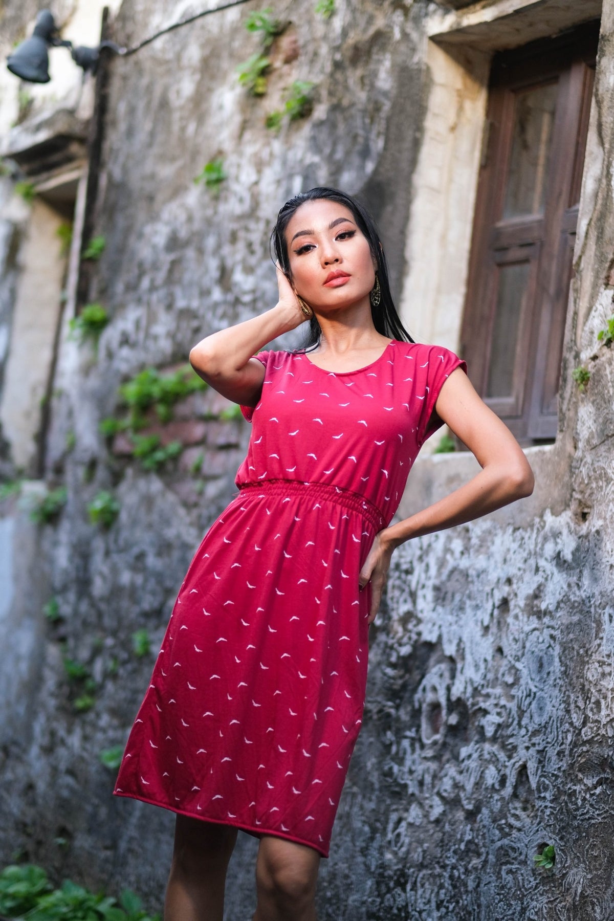 Coupe classique, en coton, se porte à merveille avec sandales, sneakers ou chaussures à talon haut pour un look plus chic. Un «must» pour votre garde-robe printemps été.