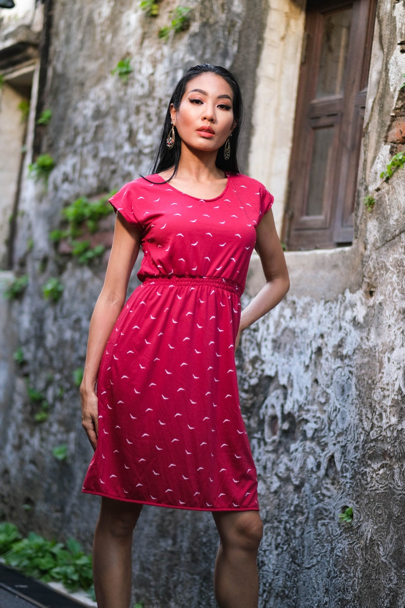 Coupe classique, en coton, se porte à merveille avec sandales, sneakers ou chaussures à talon haut pour un look plus chic. Un «must» pour votre garde-robe printemps été.