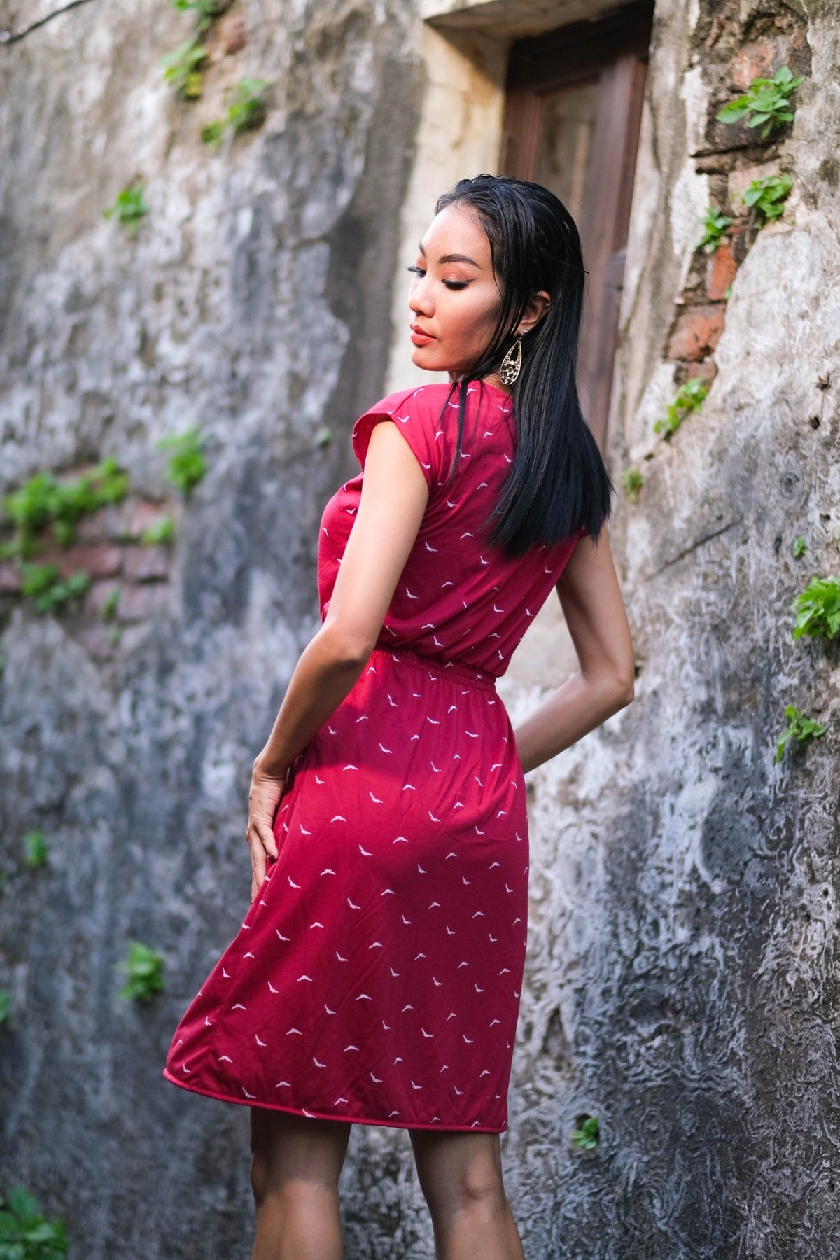 Coupe classique, en coton, se porte à merveille avec sandales, sneakers ou chaussures à talon haut pour un look plus chic. Un «must» pour votre garde-robe printemps été.