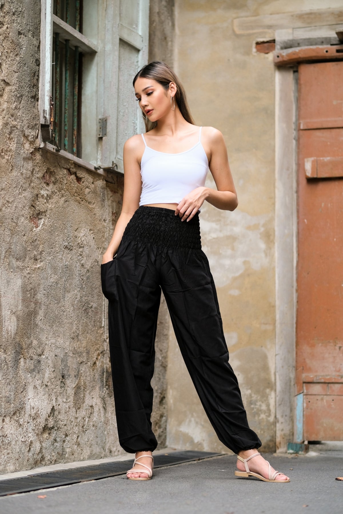 Pantalon léger en rayonne, doux et confortable, élastique aux chevilles permet de le remonter au dessus des mollets, passe-partout, parfait pour le yoga ou une promenade en vélo, il se porte en toute occasion, un incontournable à petit prix pour ce printemps-été.&nbsp;