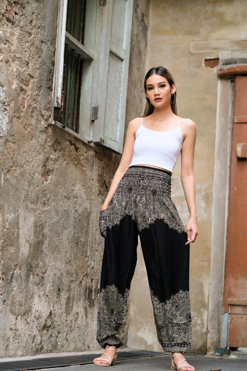 Pantalon léger en rayonne, doux et confortable, élastique aux chevilles permet de le remonter au dessus des mollets, passe-partout, parfait pour le yoga ou une promenade en vélo, il se porte en toute occasion, un incontournable à petit prix pour ce printemps-été.&nbsp;