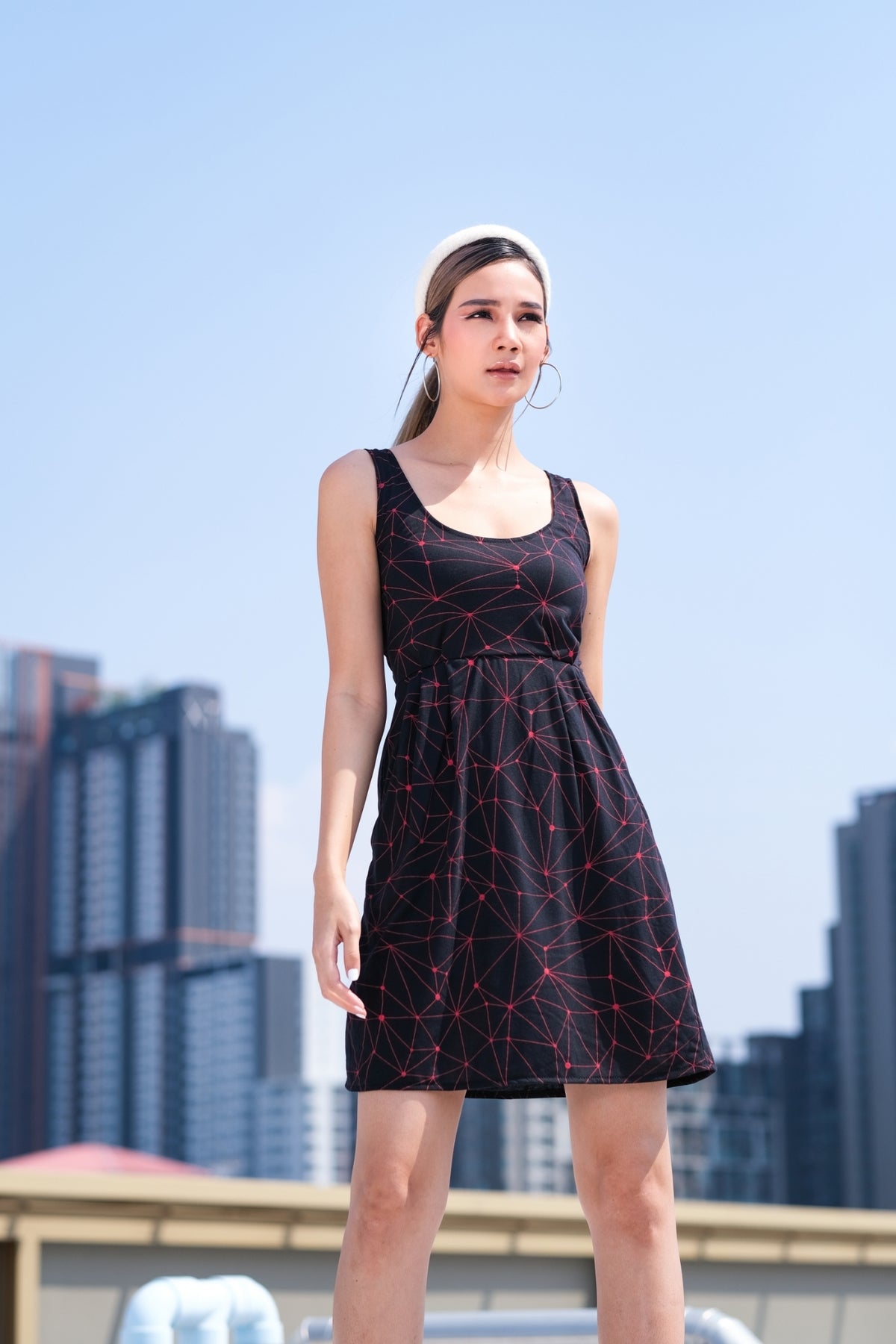 Coupe classique, en coton, se porte à merveille avec sandales, sneakers ou chaussures à talon haut pour un look plus chic. Un «must» pour votre garde-robe printemps été.