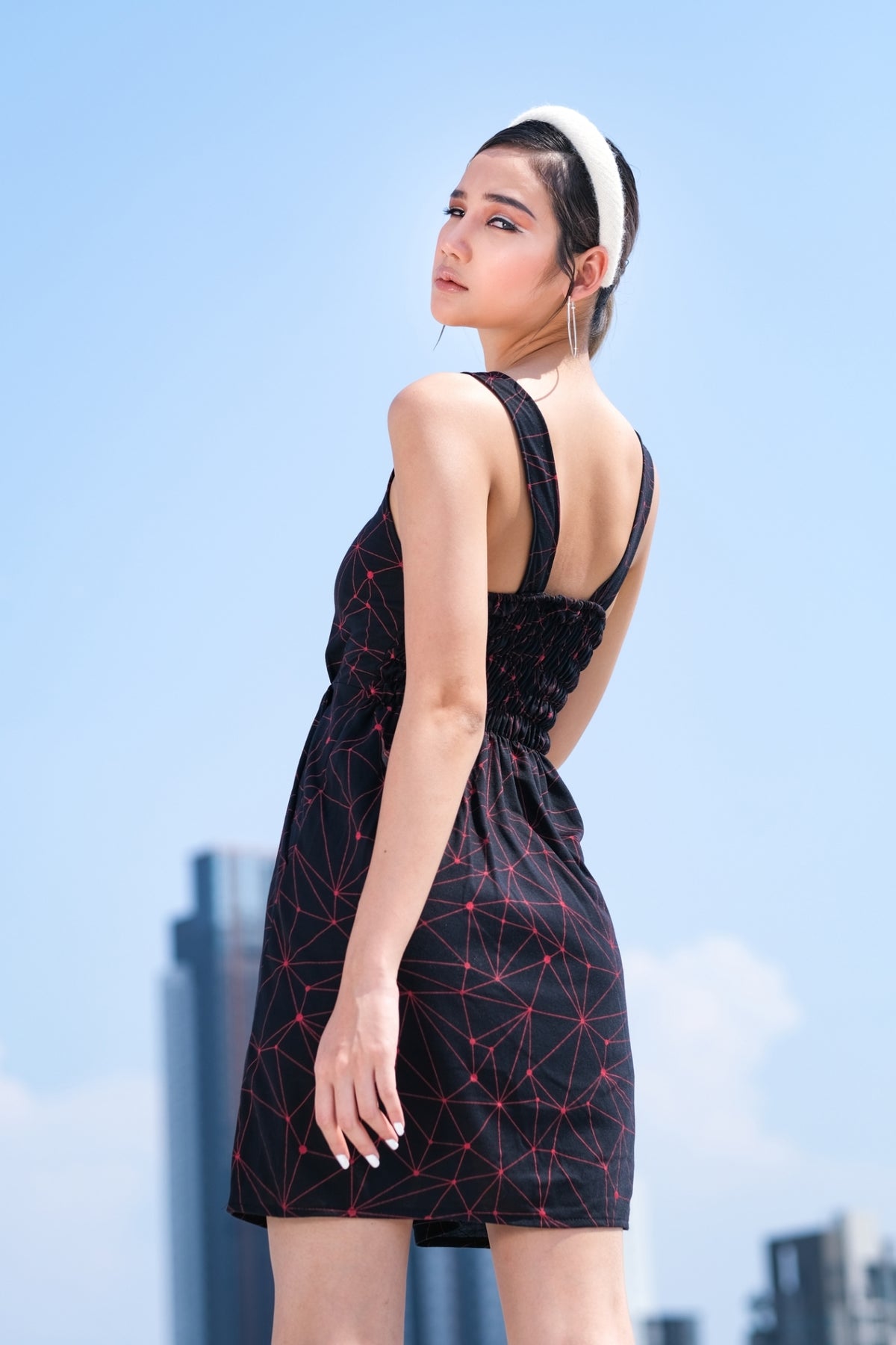 Coupe classique, en coton, se porte à merveille avec sandales, sneakers ou chaussures à talon haut pour un look plus chic. Un «must» pour votre garde-robe printemps été.