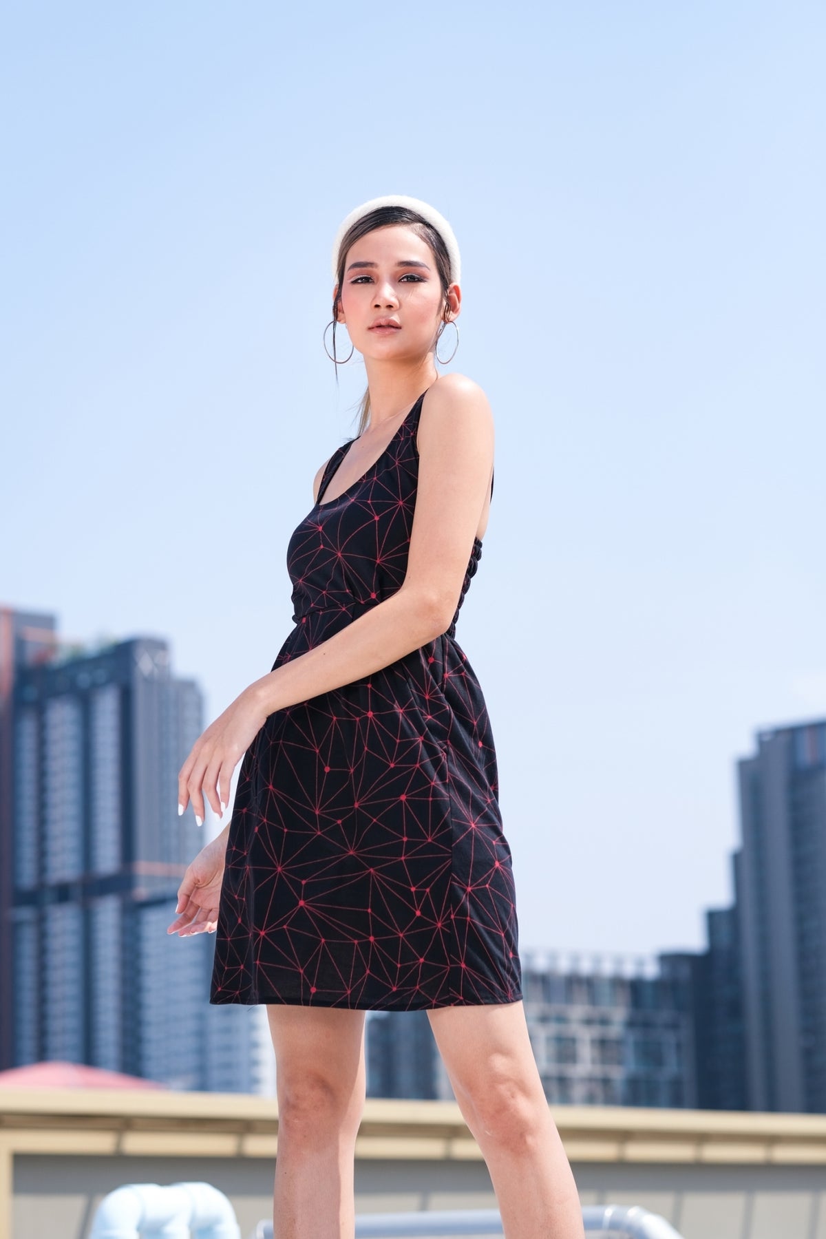 Coupe classique, en coton, se porte à merveille avec sandales, sneakers ou chaussures à talon haut pour un look plus chic. Un «must» pour votre garde-robe printemps été.